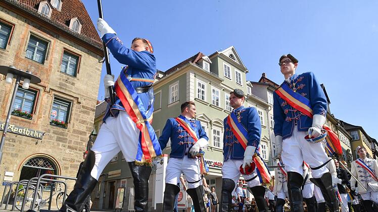 Die präsidierende Landsmannschaft Gottinga marschiert auf dem Coburger Marktplatz ein.  Fotos: Ronald Rinklef