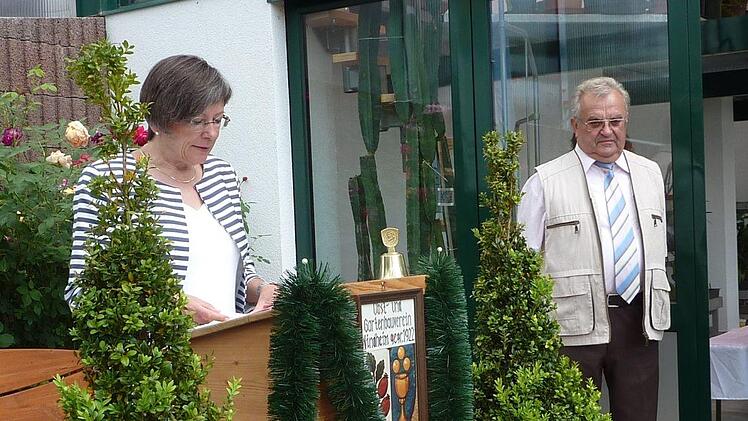 Würdigte die Bedeutung der heimischen Gärten, Regierungspräsidentin Heidrun Piwernetz. Mit im Bild der Vorsitzende des Gartenbauvereins Windheim, Heinz Büttner. Foto: Gerd Fleischmann
