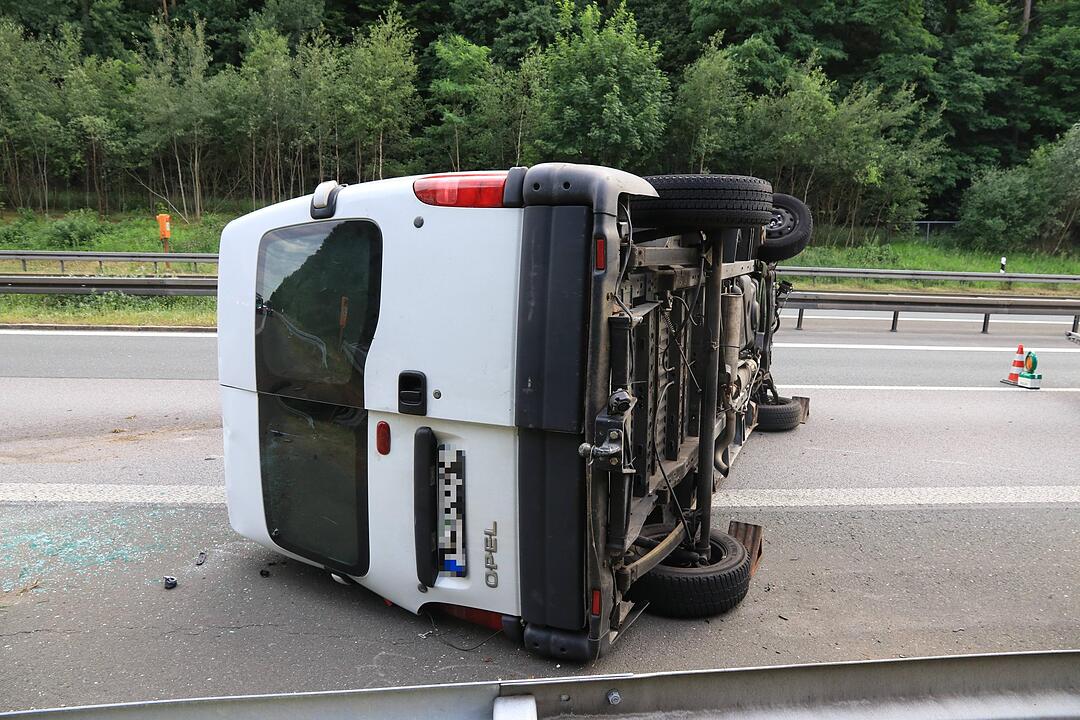 Transporter mit Anhänger kippt auf A73 bei Bamberg um