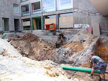 Das Landratsamt Kulmbach ist derzeit an mehreren Stellen eine Baustelle. Hier der Eingangsbereich. Foto: Jürgen Gärtner