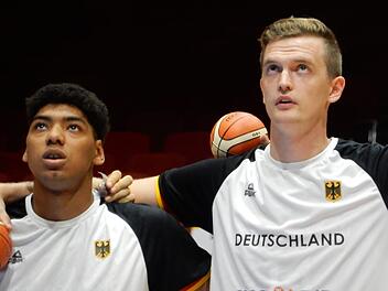 Der Blick geht nach oben. Topscorer Kostja Mushidi (links) peilt mit dem Ex-Bamberger Moritz Sanders (Falcons Nürnberg) den EM-Titel an.  Foto: Udo Schilling