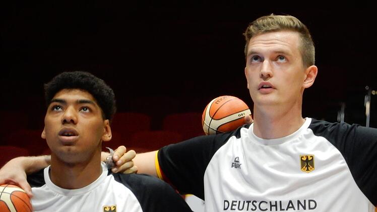 Der Blick geht nach oben. Topscorer Kostja Mushidi (links) peilt mit dem Ex-Bamberger Moritz Sanders (Falcons Nürnberg) den EM-Titel an.  Foto: Udo Schilling