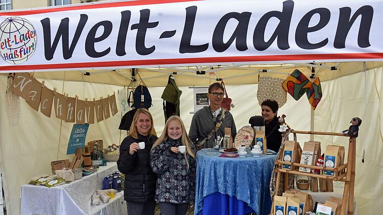 Der Welt-Laden Haßfurt präsentiert an seinem Stand unter anderem den "Segelkaffee". Unser Bild zeigt (von links): Carmen und Sandy Reitz aus Rügheim sowie Franz-Josef Selig und Heike Paul-Scheuring vom Welt-Laden.