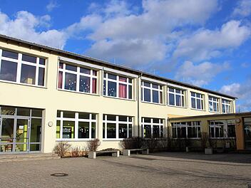 Die Grund-und Mittelschule Oerlenbach braucht ein neues Dach. Entschieden hat sich die Gemeinde für die Edelstahlvariante.  Foto: Werner Vogel