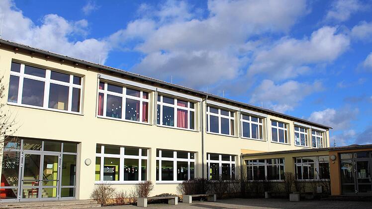Die Grund-und Mittelschule Oerlenbach braucht ein neues Dach. Entschieden hat sich die Gemeinde für die Edelstahlvariante.  Foto: Werner Vogel