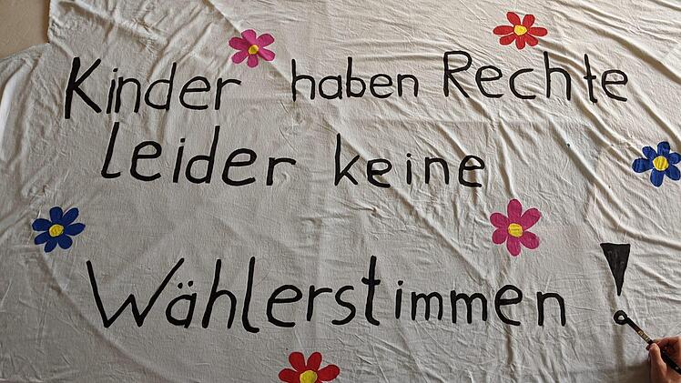 Zuhause mit der Tochter wurden die Sprüche am Mittwoch auf die Bettlaken gepinselt. "Kinder sind diejenigen, die am meisten unter dieser Krise leiden", erklärt Martina M. (Name von der Redaktion geändert) gegenüber dem Fränkischen Tag Forchheim. Foto: privat