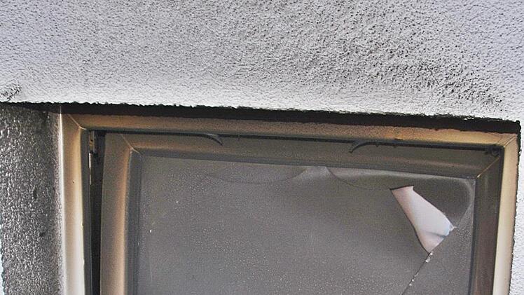 Die Kellerfenster zeigen noch die Brandspuren vom Mittwoch. Foto: Hanns Friedrich