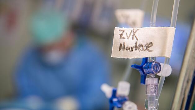 Corona: Zahl der Intensivpatienten wieder vierstellig - Kliniken gleich doppelt belastet