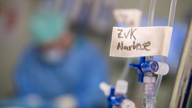 Corona: Zahl der Intensivpatienten wieder vierstellig - Kliniken gleich doppelt belastet