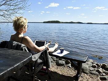 Mit dem Laptop am See