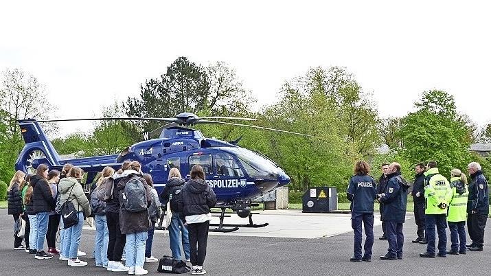 Der Polizeihubschrauber legte zufällig einen Stopp auf dem Gelände ein und wurde neugierig erkundet.