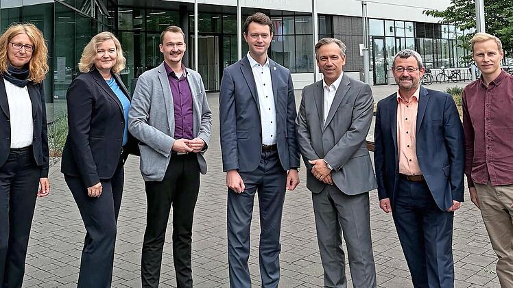 Mit Vorfreude auf das 30. Partnerschaftsjubiläum 2026 begrüßte Landrat Alexander Tritthart (3.v.r.) seinen Amtskollegen Johann Waschnewski (Mitte) im Landratsamt Erlangen-Höchstadt.