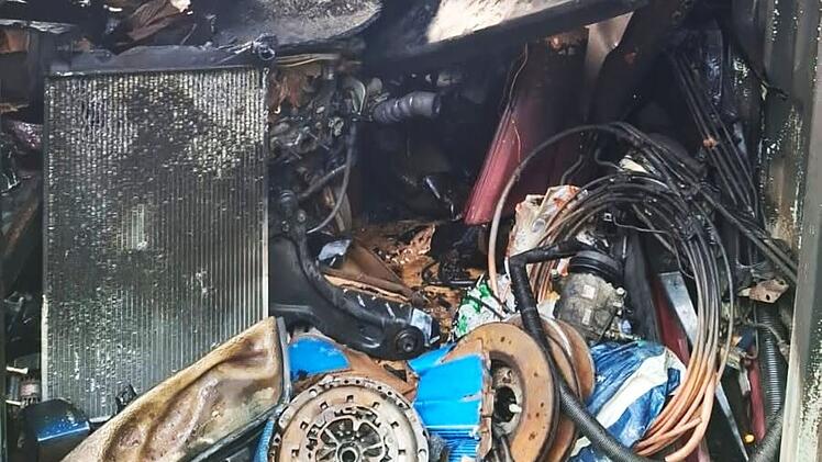 Veitsbronn: Schiffscontainer in Flammen - Schaden sechsstellig