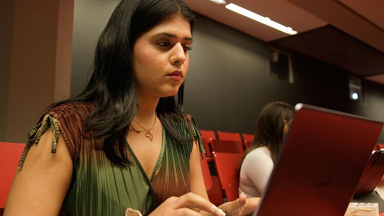 Samira b&uuml;ffelt f&uuml;r ihr Jura-Studium, dass sie sich mit einem 20-Stunden-Job finanziert.