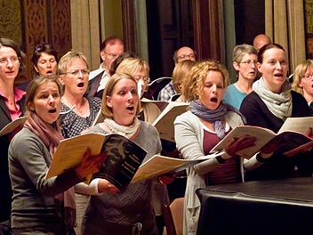 Konzentriert: Der Coburger Chor "Unerhört" probt Duke Ellingtons "Sacred Concert". Fotos: Jochen Berger