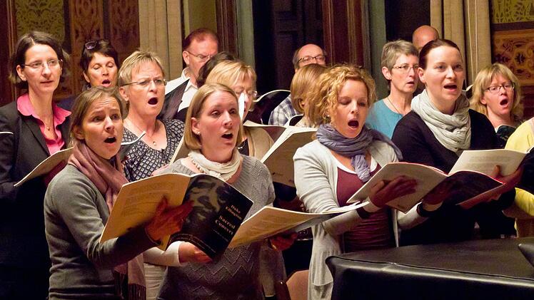 Konzentriert: Der Coburger Chor "Unerhört" probt Duke Ellingtons "Sacred Concert". Fotos: Jochen Berger