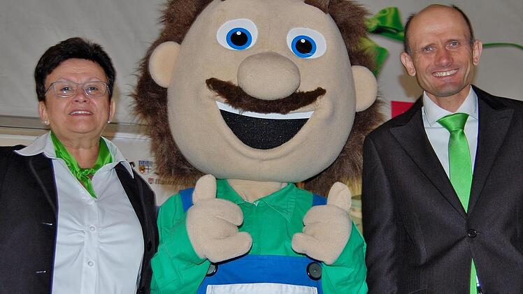 Die Geschäftsführer Hilda und Michael Albert mit Maskottchen Albertino