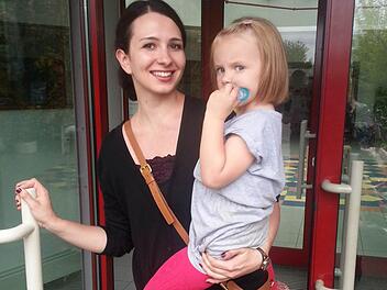 Mutter Olga Kübler hat schon nach einem Kinderkrippenplatz für Töchterchen Julika Ausschau gehalten, als die Kleine noch nicht geboren war. Nun ist sie größer und geht in den Kindergarten.  Foto: Anna Lienhardt