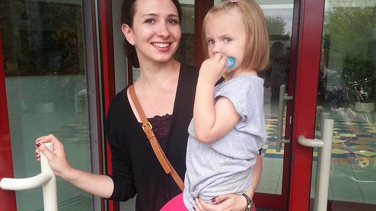Mutter Olga Kübler hat schon nach einem Kinderkrippenplatz für Töchterchen Julika Ausschau gehalten, als die Kleine noch nicht geboren war. Nun ist sie größer und geht in den Kindergarten.  Foto: Anna Lienhardt