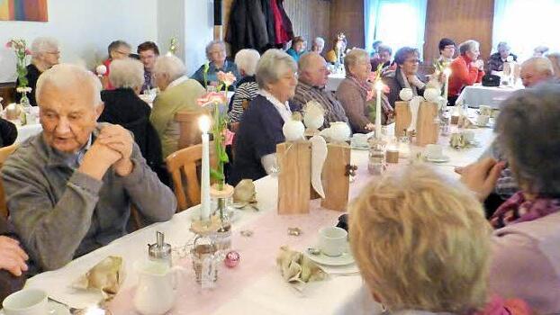Am festlich gedeckten Tisch hatten die Stettfelder Senioren gute Unterhaltung. Zuletzt gab sich auch noch der Nikolaus die Ehre. Nach ein paar eindringlichen Worten und guten Wünschen für die Weihnachtszeit beschenkte er die Senioren.  Foto: Christian Ziegler