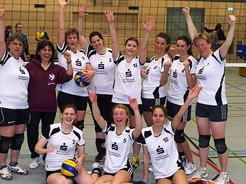 Bejubeln den Aufstieg (hinten, v.l.): Elisabeth Dresel, Trainerin Masoumeh Payamani, Gabi Haus, Steffi Meyer, Julia Dresel, Sonja Jonas, Verena Trinkaus, Caroline Böckl sowie (vorn, v.l.) Kristina Bechmann, Alisia Schell und Flora Tomicskó. Es fehlt: Tina Reißberger. Foto: privat