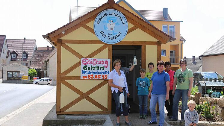 Das Häuschen mit der Milchtankstelle hat sich im Dorf schon zu einem kleinen Treffpunkt für die Nachbarn entwickelt. Foto: Franz Galster