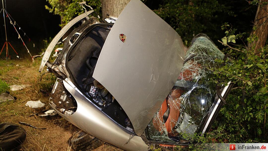 Porsche schleudert in Waldstueck und zerreisst in zwei Teile - Fahrer tot