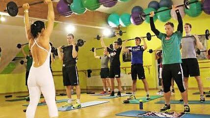 Fitnesstrainerin Inês Goncalves macht mit den Fußballern des TSV Neunkirchen ein Body-Workout und X-Co-Step.  Foto: TSV Neunkirchen