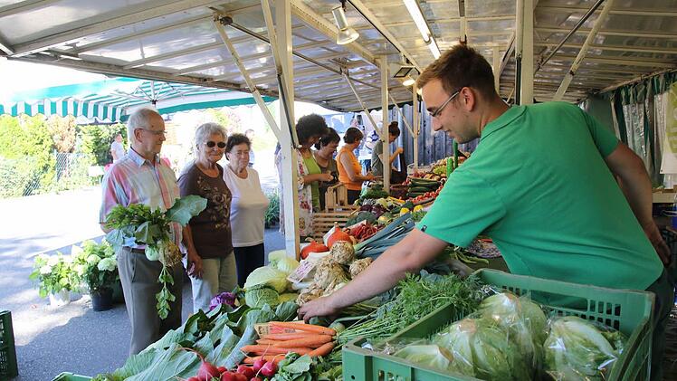 Frisches Obst und Gemüse und das ein oder andere Gespräch, das schätzen die Marktbesucher. Foto: Michael Stelzner