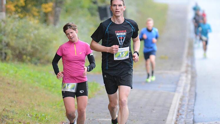 Nadine Richter (links) von der TuS Griesheim war mit 15:49 Minuten die Schnellste der Frauen.  Foto: ssp