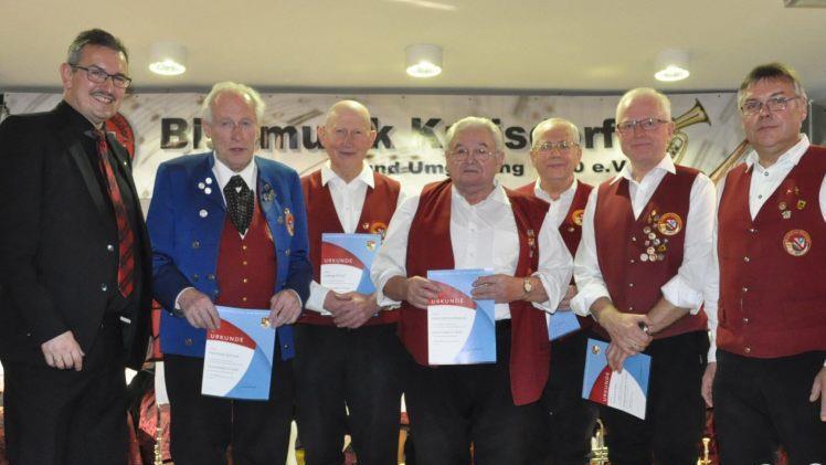 Diese "Urgesteine" der Blasmusik Kraisdorf sind vom Kreisvorsitzenden des Nordbayerischen Musikbundes, Peter Detsch, und dem Vorsitzenden der Blasmusik, Herbert Schönmann (rechts), geehrt worden (von links): Reinhold Schaad für 70 Jahre Musizieren, Ludwig Dirauf (60 Jahre), Hans Schneidawind (60), Rudi Eller (60) und Gerhard Eller (45 Jahre Dirigent).Simon Albrecht