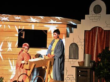 Das Kindermusical "Suleilas erste Weihnacht" mit der biblischen Geschichte (im Stall von Bethlehem) hinterlässt auch bei Erwachsenen einen starken Eindruck. Brigitte und Burkard Ascherl haben mit dem Kinderchor und dem Kurorchester eine zauberhafte Aufführung im Kurtheater gestaltet. Werner Vogel
