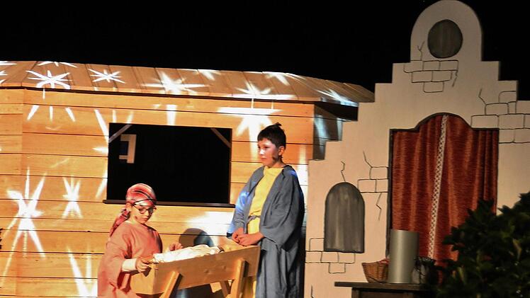 Das Kindermusical "Suleilas erste Weihnacht" mit der biblischen Geschichte (im Stall von Bethlehem) hinterlässt auch bei Erwachsenen einen starken Eindruck. Brigitte und Burkard Ascherl haben mit dem Kinderchor und dem Kurorchester eine zauberhafte Aufführung im Kurtheater gestaltet. Werner Vogel