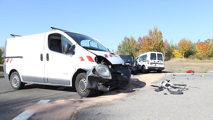 Drei Menschen wurden bei dem Unfall verletzt. Foto: NEWS5 / Haag