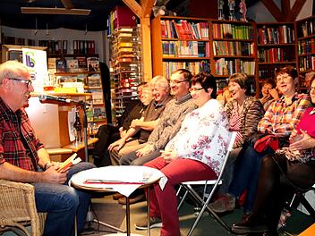 Die Besucher bei Bücher Schmidt in Adelsdorf hatten viel zu lachen.     Foto: Johanna Blum