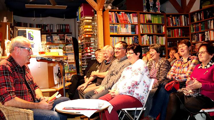 Die Besucher bei Bücher Schmidt in Adelsdorf hatten viel zu lachen.     Foto: Johanna Blum