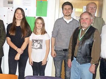 Die Vereinsmeister und Besten des Schneemannschießens der Schützengesellschaft Wirsberg (von links): Schützenmeister Rudi Krämer, Emely Hartl, Marie Richter, Mario Mösch, Karl-Heinz Korn, Bernd Raithel und Vorsitzender Roland Burghofer Fotos: Klaus-Peter Wulf