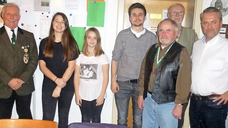 Die Vereinsmeister und Besten des Schneemannschießens der Schützengesellschaft Wirsberg (von links): Schützenmeister Rudi Krämer, Emely Hartl, Marie Richter, Mario Mösch, Karl-Heinz Korn, Bernd Raithel und Vorsitzender Roland Burghofer Fotos: Klaus-Peter Wulf