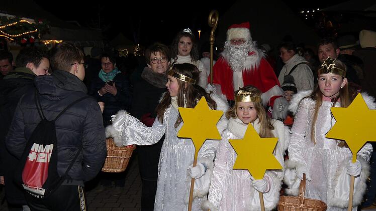 Mit Musik und dem Einzug von Christkind, Nikolaus und den Engeln ist der Neustadter Weihnachtsmarkt er&ouml;ffnet worden. - Foto: Berthold K&ouml;hler