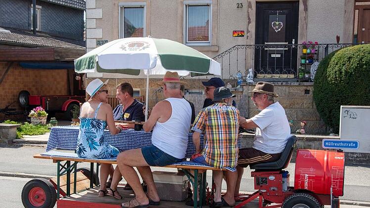 Mit dem rollenden Biertisch leisteten sich einige Bewohner der Hüllreuthstraße ein originelles Kirchweihvergnügen.
