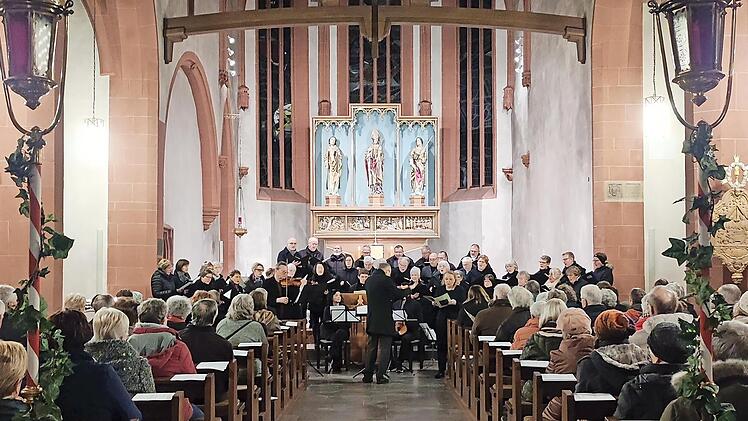 Die Chöre St. Kilian Haßfurt und St. Laurentius Ebern sind am ersten Adventssonntag in Haßfurt aufgetreten und hatten ein großes Publikum. Am zweiten Adventssonntag findet das Konzert dann noch einmal in Ebern statt.