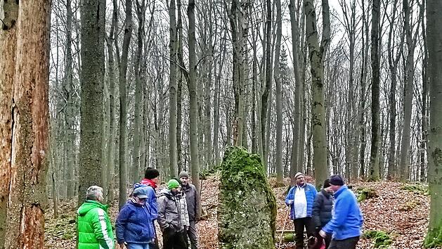 Auf der Rundwanderung ging es zum R&ouml;thelfels und zu einem Gedenkstein.