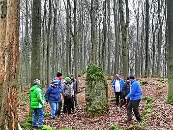 Auf der Rundwanderung ging es zum Röthelfels und zu einem Gedenkstein.