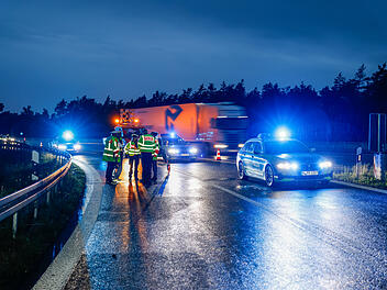Unfall auf der A6: Kleintransporter hebt ab – Zwei Verletzte bei Schwabach
