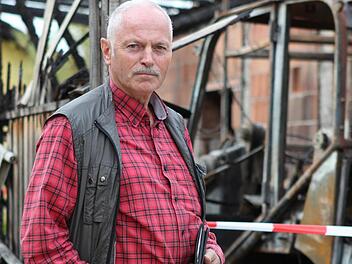 Bernd Meier vor den Trümmern des Anbaus: "Das Bild vergisst man nicht, wenn man sieht, wie sein Lebenswerk in Flammen steht."  Fotos: Jan Koch