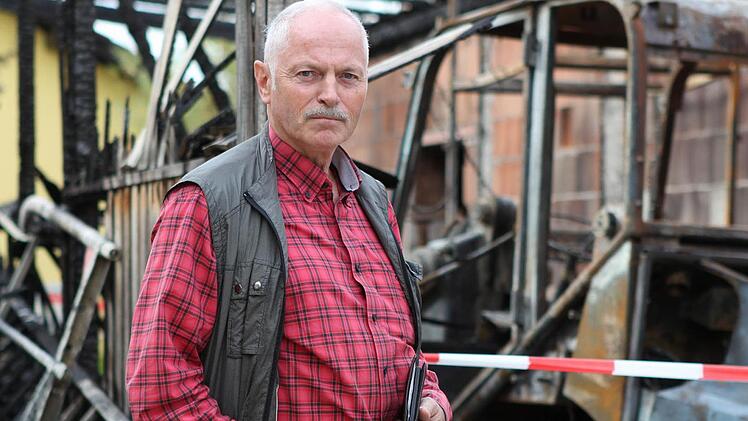 Bernd Meier vor den Trümmern des Anbaus: "Das Bild vergisst man nicht, wenn man sieht, wie sein Lebenswerk in Flammen steht."  Fotos: Jan Koch