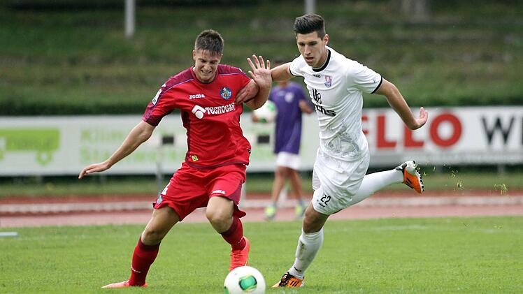 Aleksander Hurec (r.) im Zweikampf mit Robin Lagorgue vom FC Getafe.