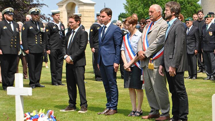 Mottens Bürgermeister Jochen Vogel (rechts) bei der "D-Day"-Zeremie in Ranville. Foto: Caroline Morcel