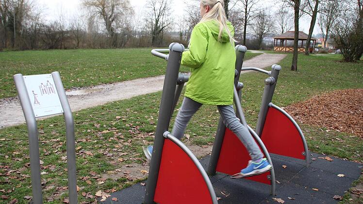 Geräte wie auf dem Seniorenparcours im Engelgarten könnten alle Spielplätze ergänzen und sie auch für ältere Menschen interessant machen. Foto: Andreas Dorsch
