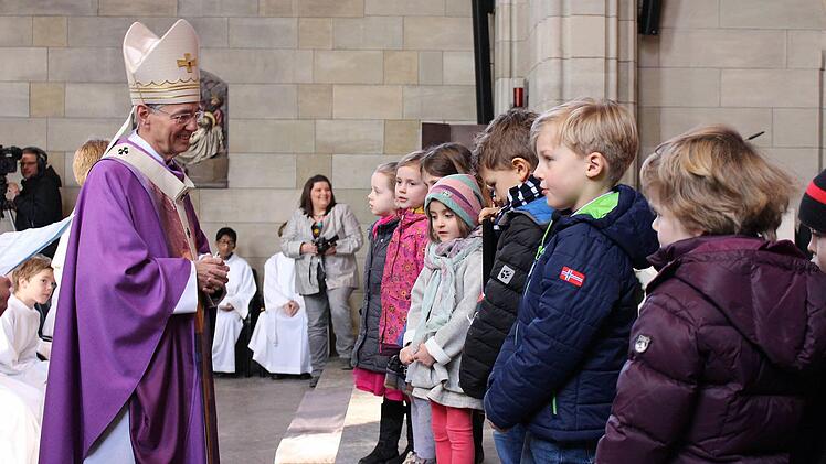 Die Kinder der Kita St. Augustin hatten ein Lied und ein Gedicht einstudiert und ein Bild für den Erzbischof mitgebracht. Foto: Ulrike Nauer